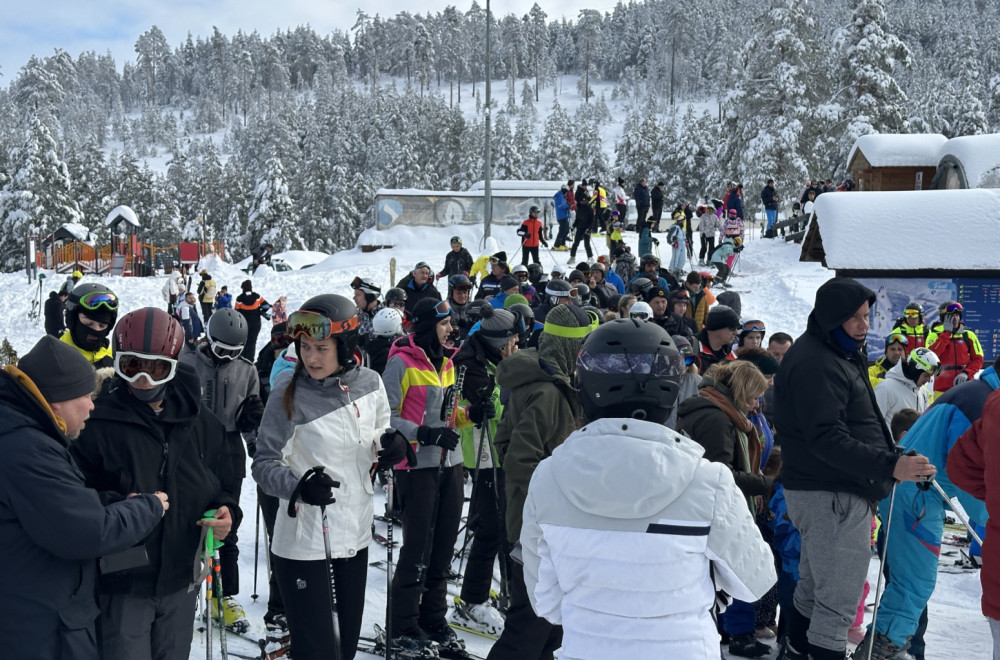 Palo prvo ovogodišnje skijanje na Torniku, gužva kao u košnici FOTO