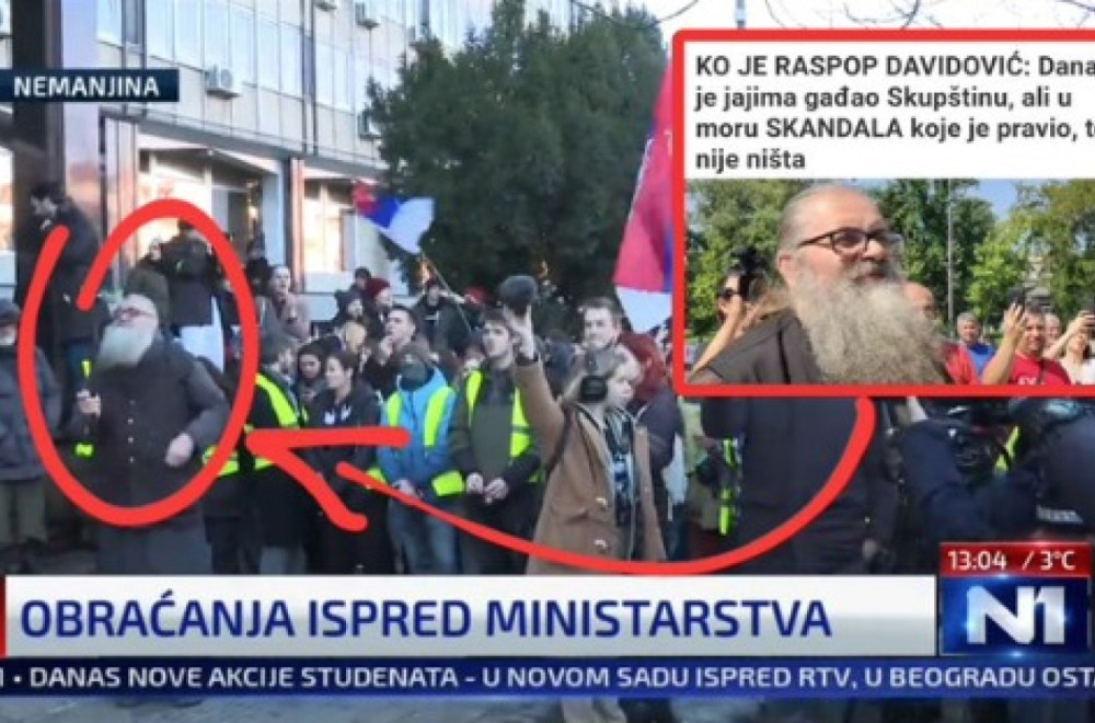 Raspop Antonije na protestu studenata; "Za SPC sektaš, za opoziciju novi patrijarh" FOTO