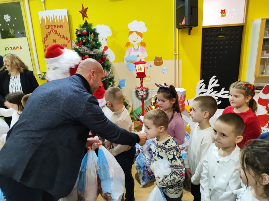 Vučić poslao poklone mališanima vrtića na KiM; Hvala što i u ovim teškim trenucima misli na našu decu FOTO