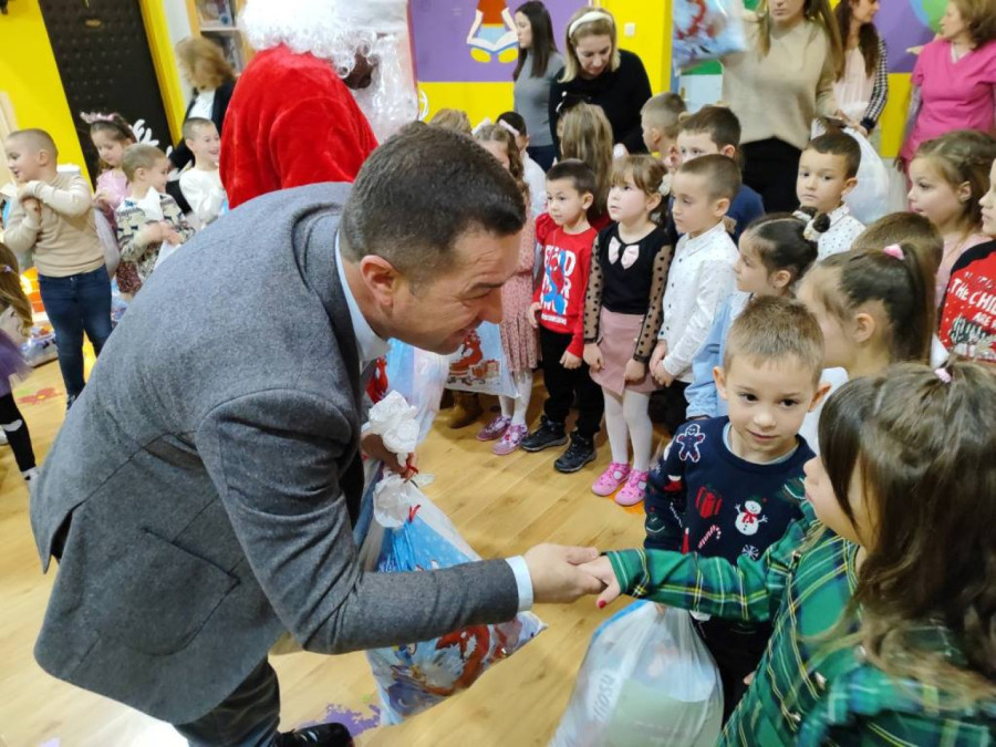 Vučić poslao poklone mališanima vrtića na KiM; Hvala što i u ovim teškim trenucima misli na našu decu FOTO