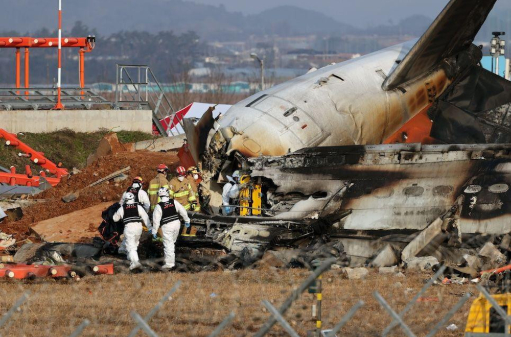 Južnokorejski avion se srušio i zapalio pri sletanju