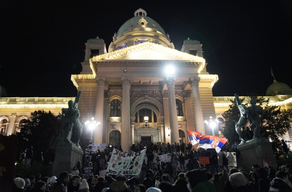 Bruka i sramota: Studenti sinoć kao žalili za 15 života, a zapravo napravili žurku i igrali trule kobile