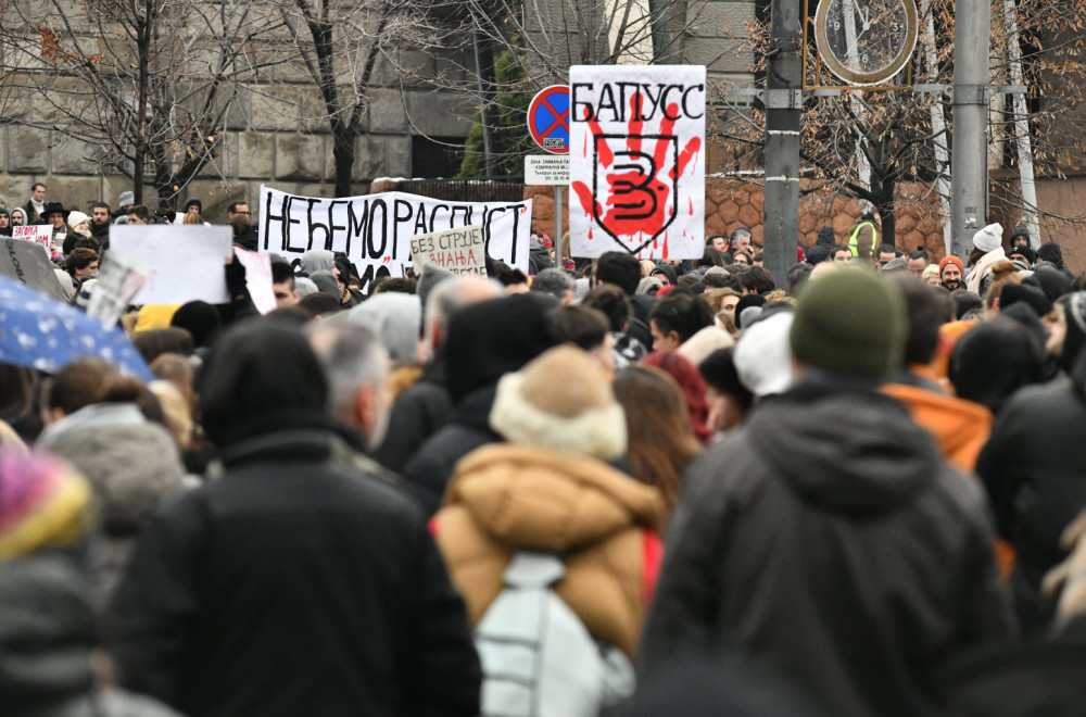 Studenti ponosno nose simbol zloglasne obojene revolucije koju Srbi pamte po nasilju, haosu i pljački VIDEO