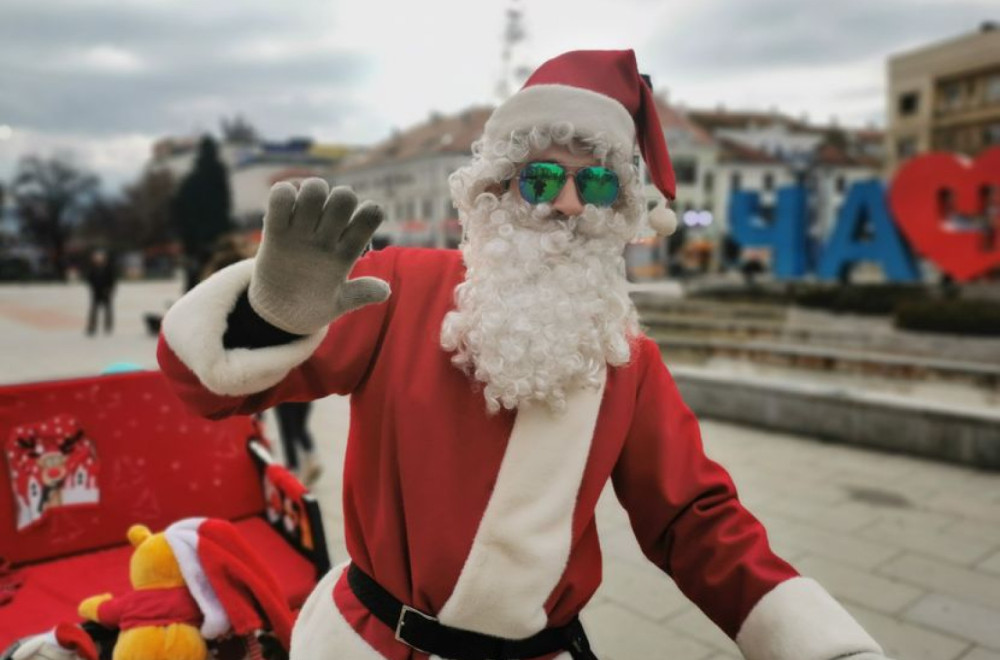 Kad se on pojavi, mališani su oduševljeni: Deda Mraz iz Laponije u Čačak stigao na biciklu FOTO