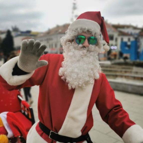 Kad se on pojavi, mališani su oduševljeni: Deda Mraz iz Laponije u Čačak stigao na biciklu FOTO