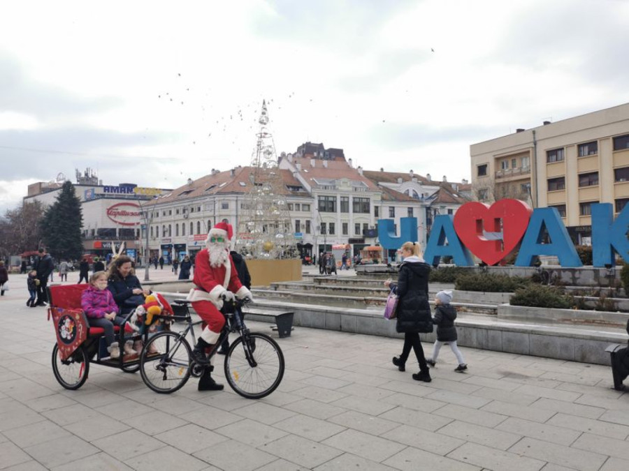 Kad se on pojavi, mališani su oduševljeni: Deda Mraz iz Laponije u Čačak stigao na biciklu FOTO