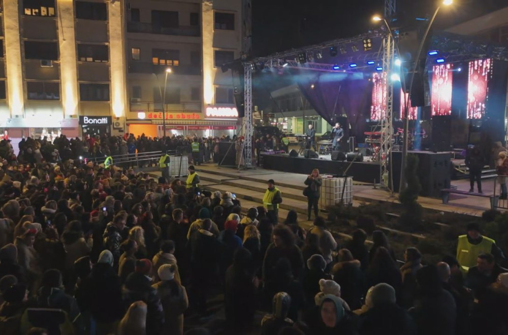 Sjajna atmosfera na trgu u Čačku: Građani ušli u Novu godinu sa Tijanom Dapčević i Amadeus bendom FOTO