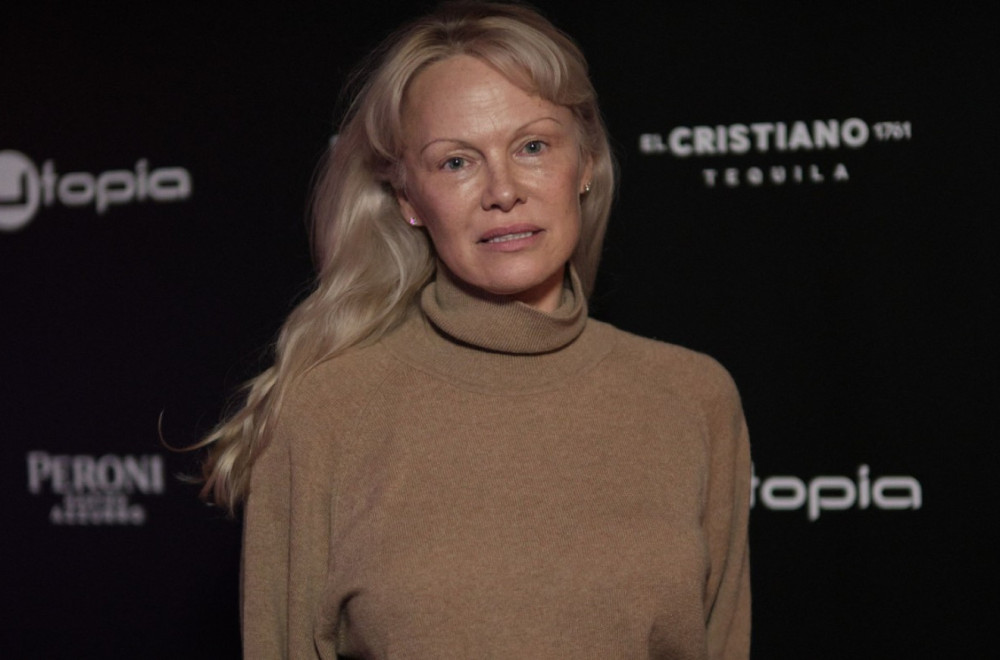 Pamela Anderson napadnuta u avionu: "Stjuardesa je morala da ga veže lisicama“ FOTO/VIDEO