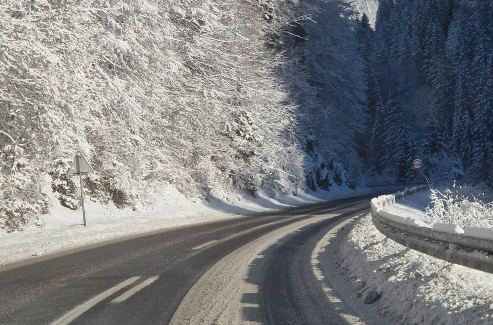 Borba putara sa snežim smetovima: Zlatibor u minusu, putevi posipani tri puta