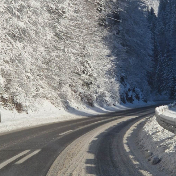 Borba putara sa snežim smetovima: Zlatibor u minusu, putevi posipani tri puta