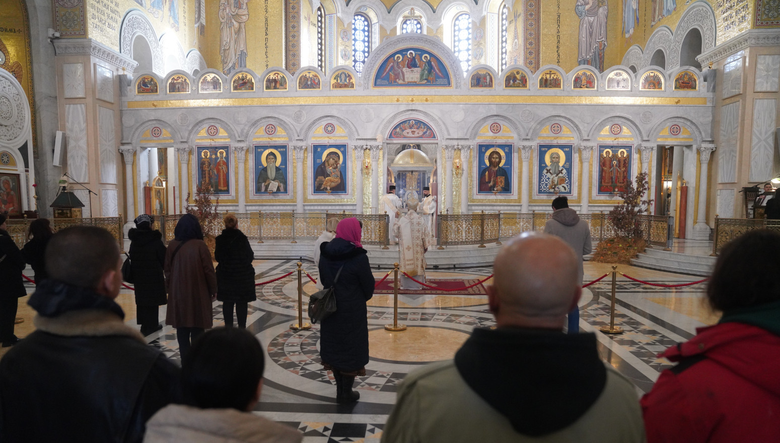 Srbija na Badnji dan: Liturgija u Hramu Svetog Save; seča badnjaka u manastiru Gračanica