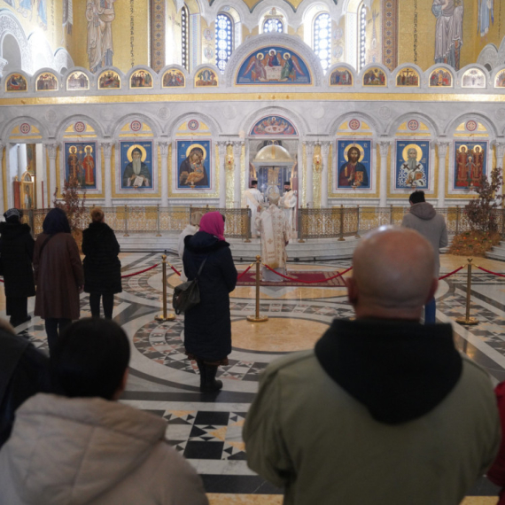 Srbija slavi Badnji dan: Služena liturgija u Hramu Svetog Save; Seča Badnjaka u manastiru Gračanica