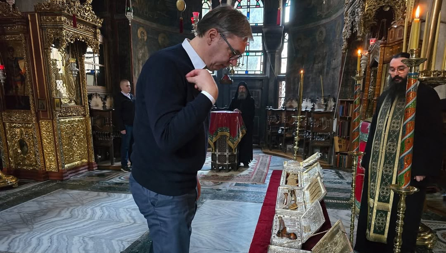 Vučić na Hilandaru: Ovde svaki Srbin dobije ohrabrenje i snagu; Vratiću se jači FOTO/VIDEO