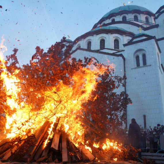 Srbija na Badnji dan: Veliki broj vernika ispred Hrama Svetog Save, tradicionalno paljenje badnjaka FOTO/VIDEO