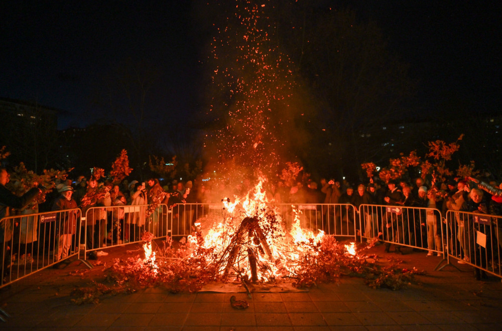 Srbija slavi Badnje veče: Veliki broj vernika prisustvuje tradicionalnom paljenju badnjaka FOTO/VIDEO