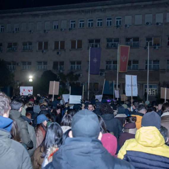 Uključili se u proteste u Crnoj Gori: Opozicioni fantomski Arhiv prebrojao 5.000 ljudi na ulicama Podgorice