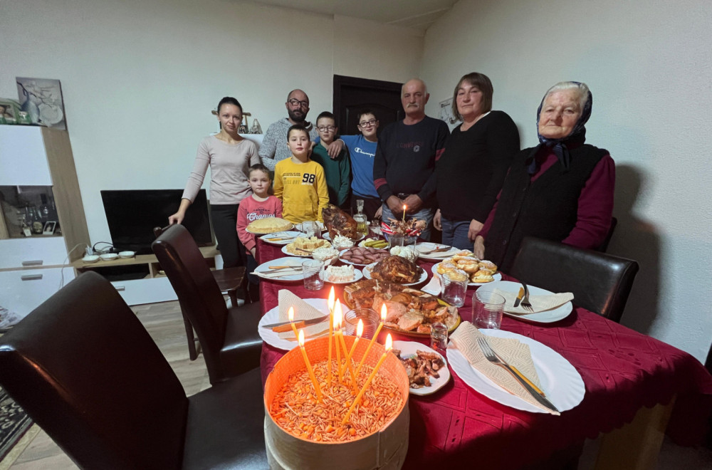 Porodica Vasović iz sela Skakavci čuva stare običaje: Evo kako su proslavili Božić FOTO