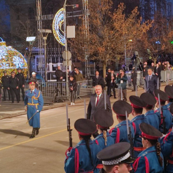 Dan Republike Srpske: Svečani defile u Banjaluci – veliki broj ljudi na Trgu Krajine VIDEO