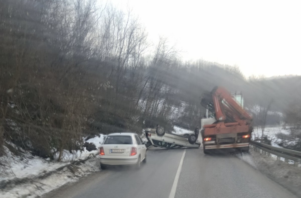 Udes kod Guče: Automobil završio na krovu