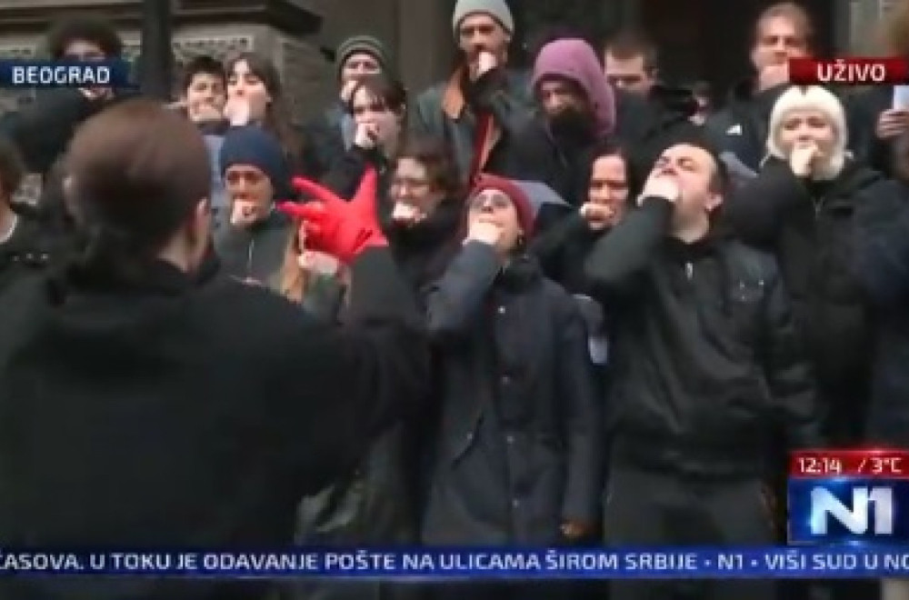 "Studenti" se grizu za pesnice, krive face, mlataraju... nikome nije jasno šta rade VIDEO