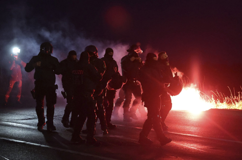 Haos u Nemačkoj: Policija upotrebila suzavac i pendreke FOTO