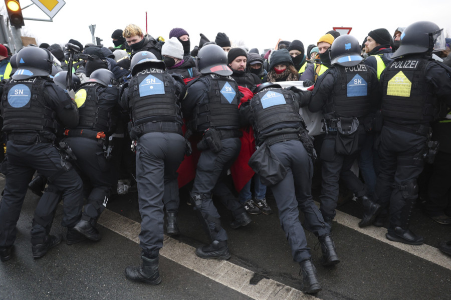 Haos u Nemačkoj: Policija upotrebila suzavac i pendreke FOTO