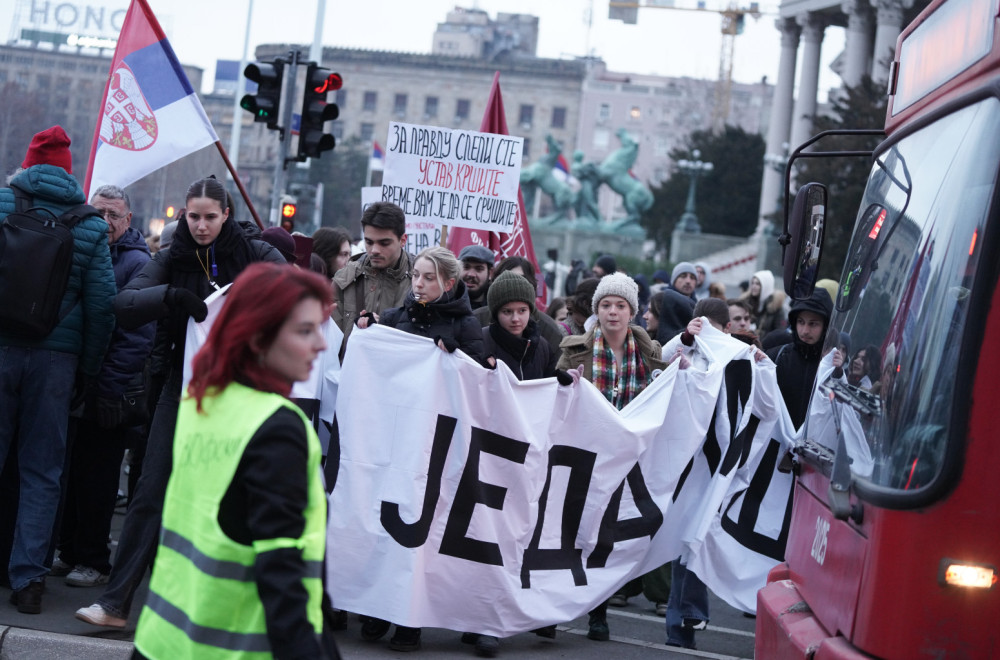 Na protestu profesor koji je dobio otkaz zbog zlostavljanja studentkinja; Ime mu je u registru napasnika FOTO