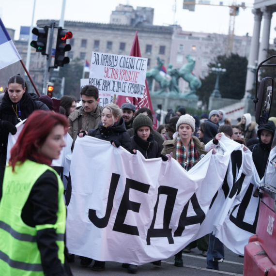 Na protestu profesor koji je dobio otkaz zbog zlostavljanja studentkinja; Ime mu je u registru napasnika FOTO