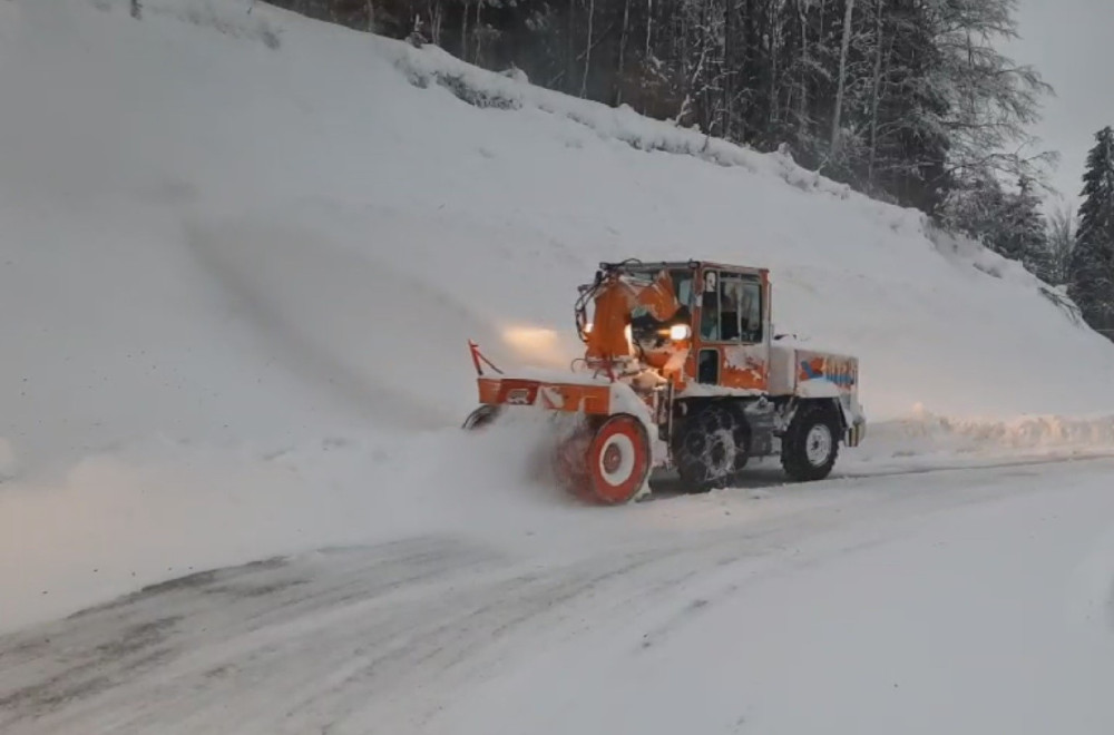 Drama u Crnoj Gori: Nevreme paralisalo sve; spaseno 14 osoba iz snežnih nanosa