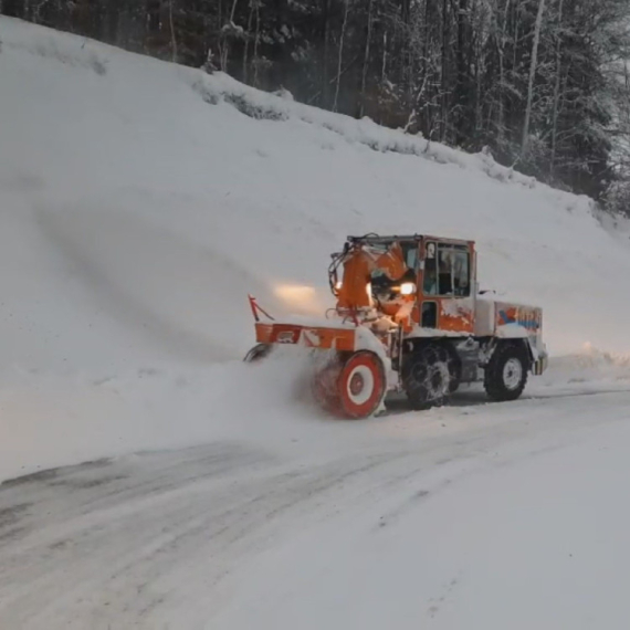 Drama u Crnoj Gori: Nevreme paralisalo sve; spaseno 14 osoba iz snežnih nanosa