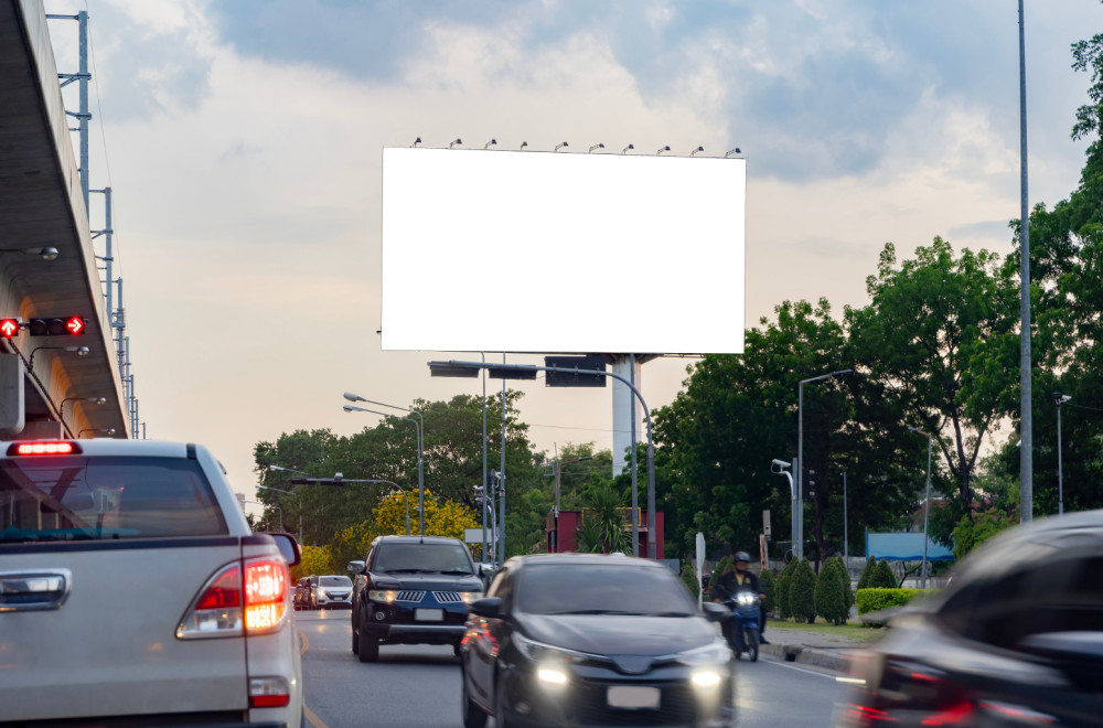 Da li je ovo ljubavna priča godine? Subotičanin zakupio bilbord da nađe devojku iz autobusa VIDEO