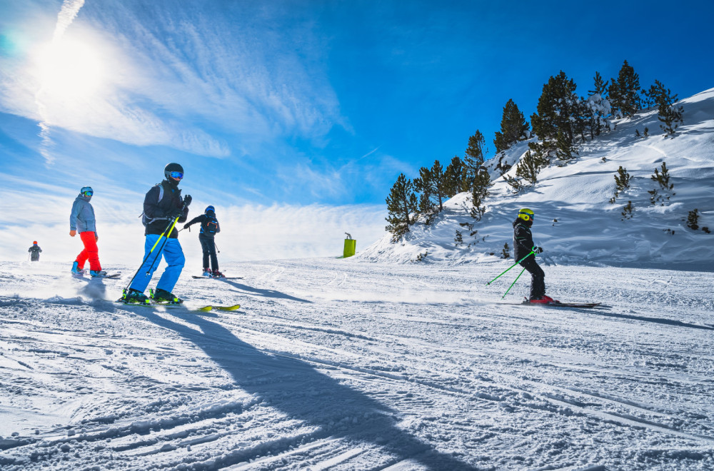 Peti "Ski bus" u Novom Pazaru: Besplatno skijanje, oprema, ski pasovi i prevoz za đake