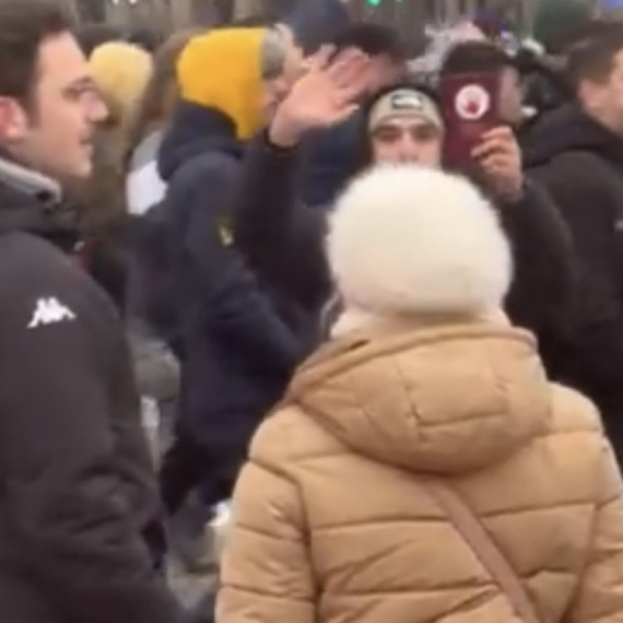 Skandal u Novom Sadu: Demonstranti udaraju i ponižavaju baku VIDEO