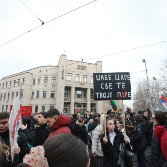 Devojka udarena automobilom na protestu; MUP: Počinilac uhapšen za 10 minuta