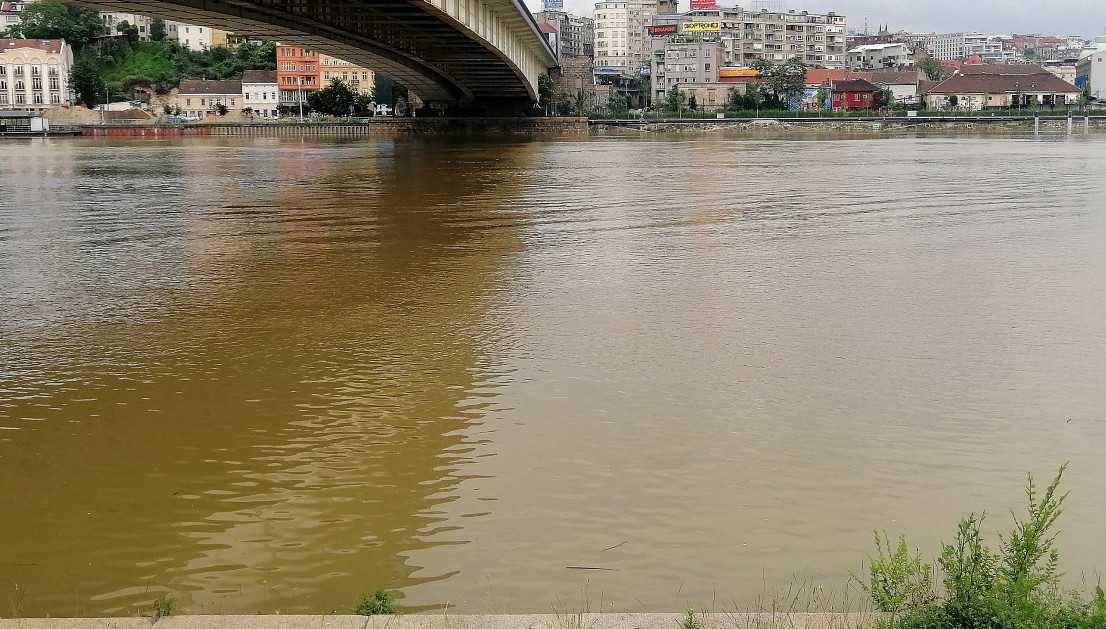 Lisice na rukama, kapuljača na glavi – Majka dovedena u sud, osumnjičena za ubistvo ćerke