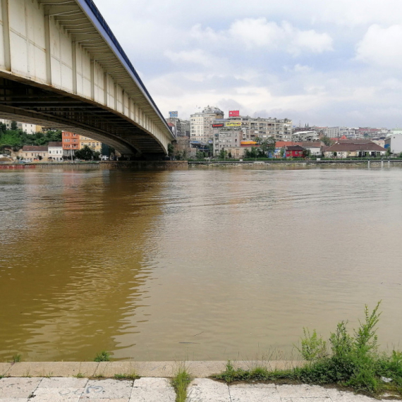 Lisice na rukama, kapuljača na glavi – Majka dovedena u sud, osumnjičena za ubistvo ćerke