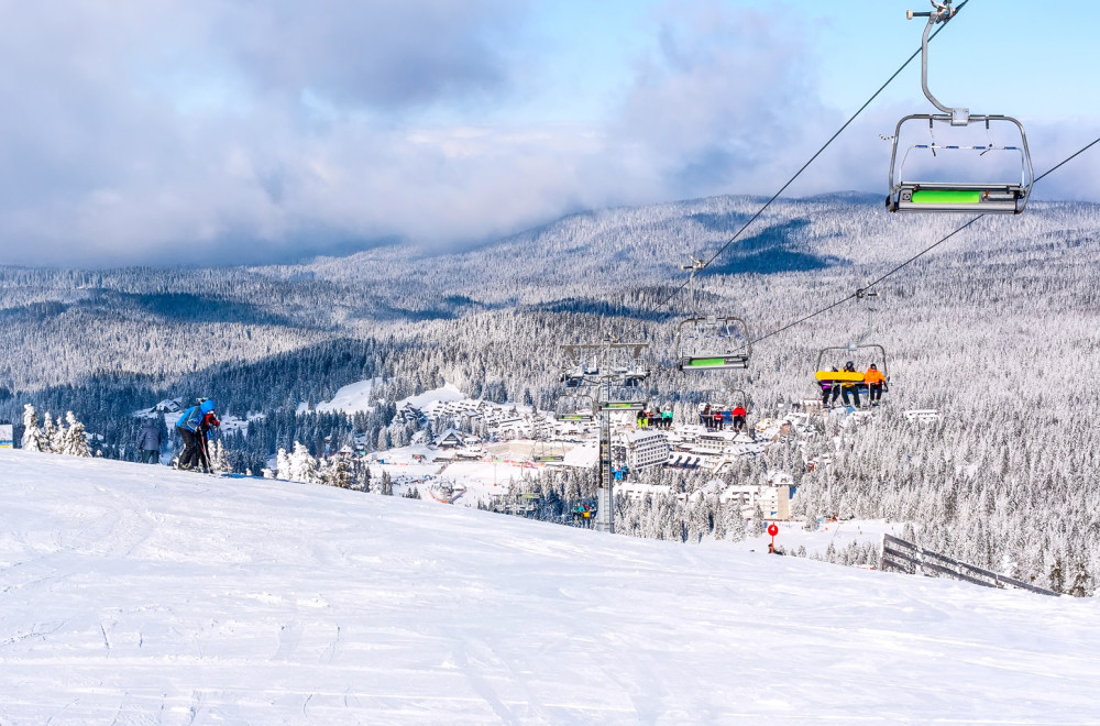 Kopaonik vrvi od turista: Više od 10.000 skijaša, a cene ski pasa ostale iste FOTO/VIDEO