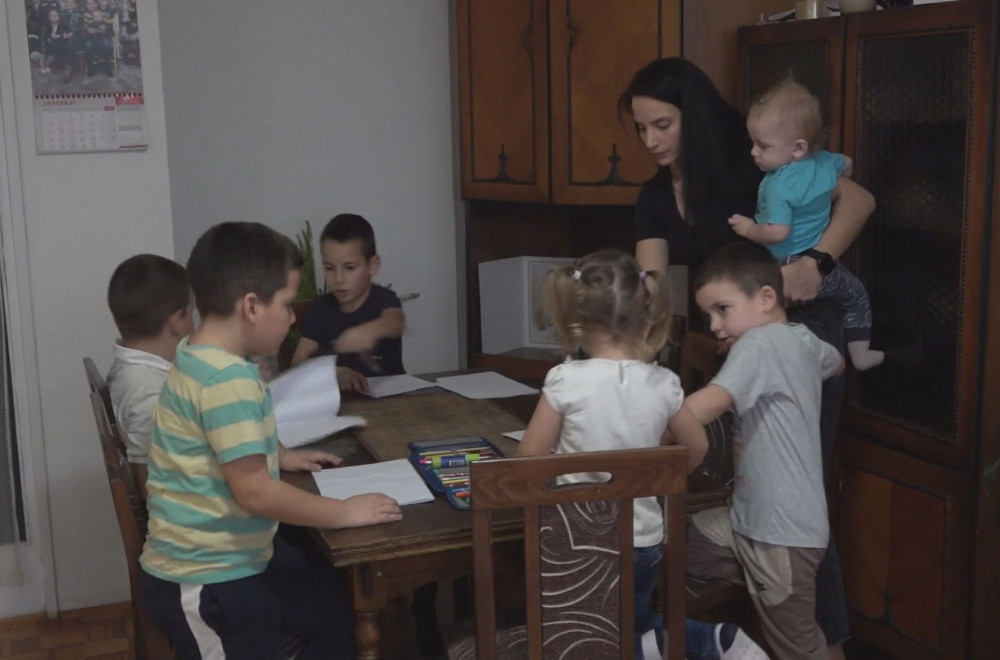 Nema ni 30 godina, a već je majka šestoro dece: Sada će konačno imati svoj krov nad glavom FOTO