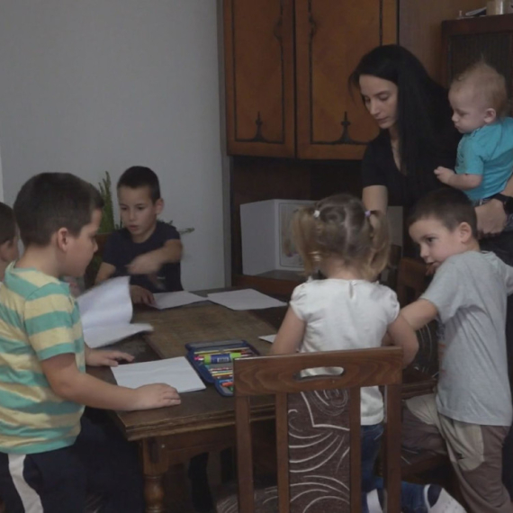 Nema ni 30 godina, a već je majka šestoro dece: Sada će konačno imati svoj krov nad glavom FOTO