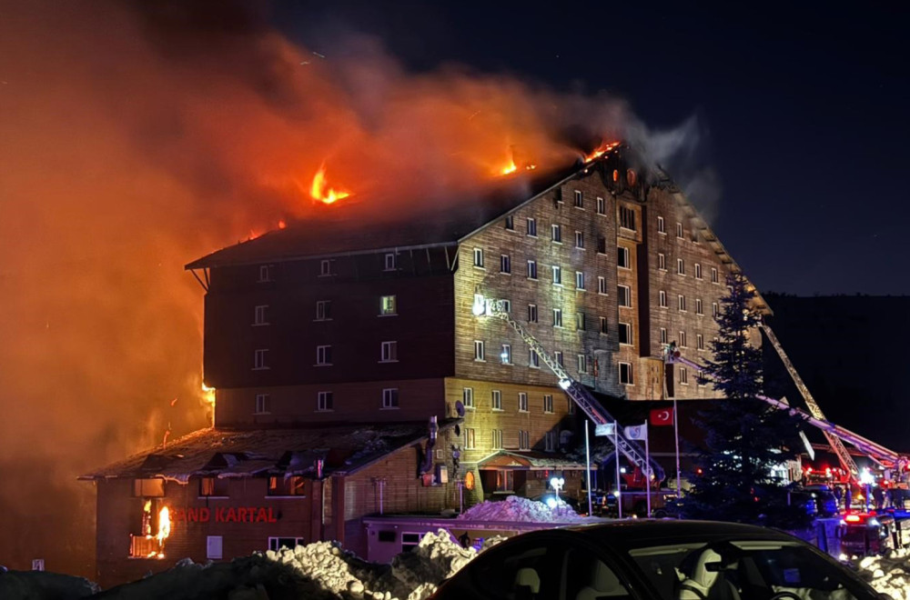 Vatra progutala hotel u poznatom skijalištu: Raste broj žrtava FOTO/VIDEO