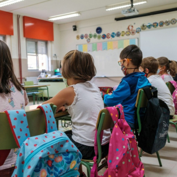 Sve više javnih ličnosti šalje jasne poruke: Deci je mesto u školi FOTO