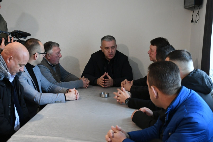 The Serb List delegation visited the Ostojić and Komatović families in the village of Osojane PHOTO