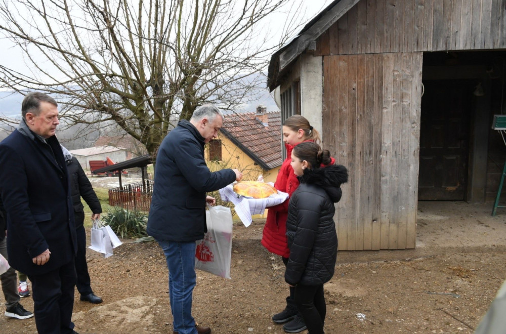 The Serb List delegation visited the Ostojić and Komatović families in the village of Osojane PHOTO