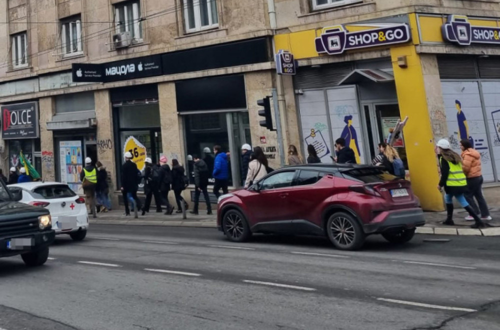 Studenti u kacigama pokušali da glume rudare ispred Predsedništva FOTO