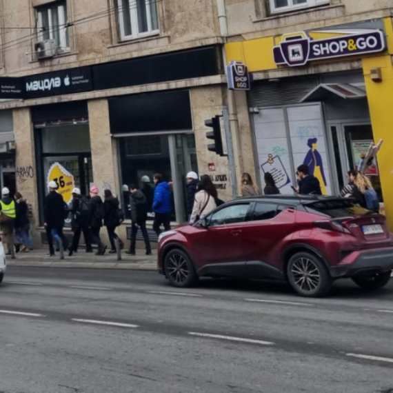 Studenti u kacigama pokušali da glume rudare ispred Predsedništva FOTO