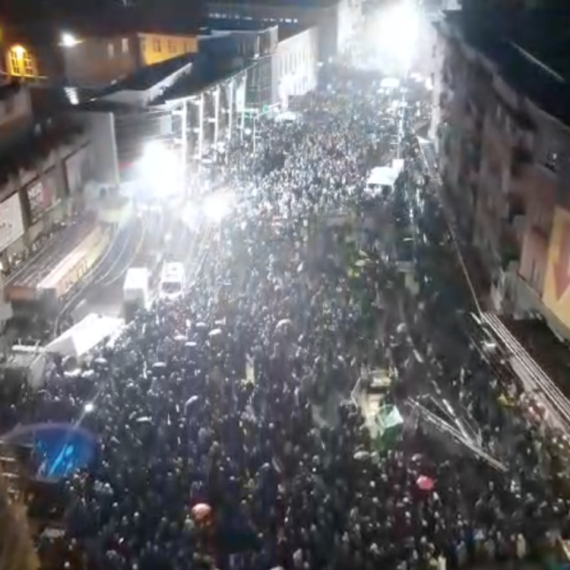 Vučić stigao na skup u Jagodini; Građani još uvek dolaze, očekuje se još 20.000 ljudi FOTO/VIDEO