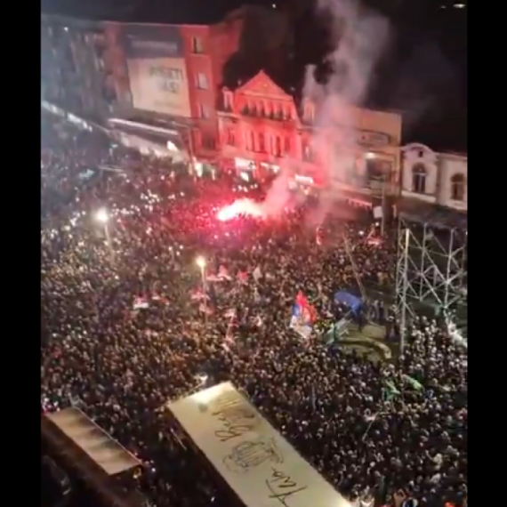 Neverovatan snimak iz vazduha: Ovako izgleda istorijski skup u Jagodini; Ori se "Aco, Srbine" VIDEO