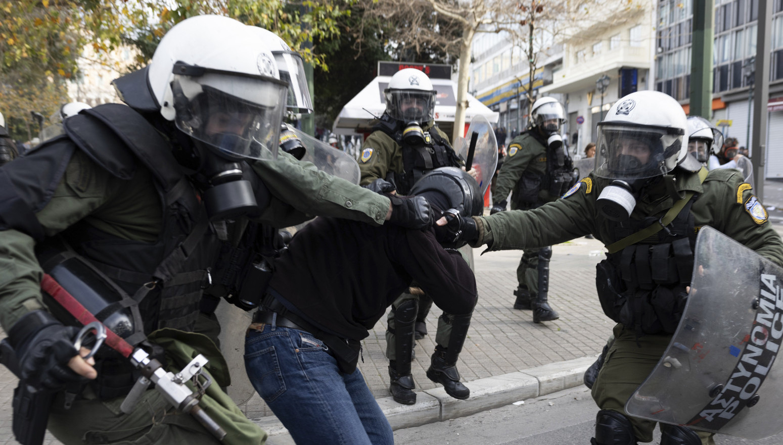 Sukob policije i demonstranata u Grčkoj na protestu zbog sudara dva voza