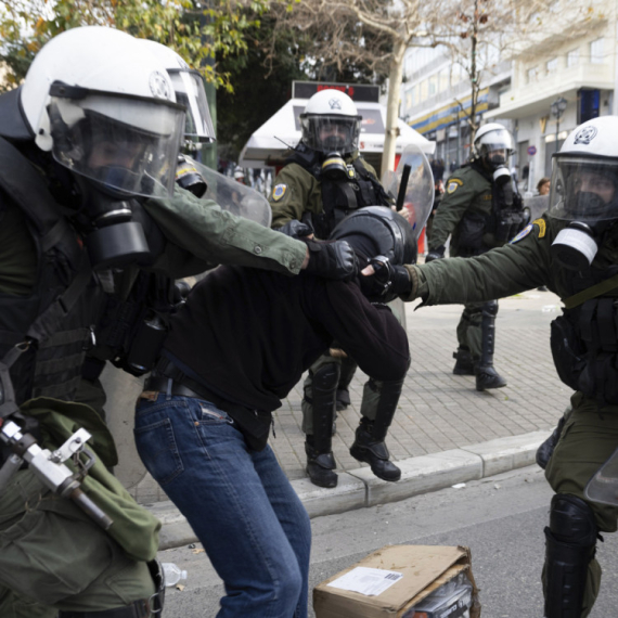 Sukob policije i demonstranata u Grčkoj na protestu zbog sudara dva voza