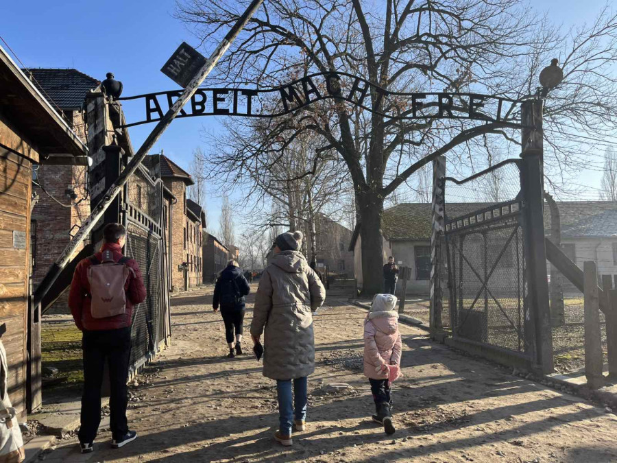 Kolone posetilaca, a tišina nikad glasnija: Koracima najvećeg zločina ljudske istorije FOTO